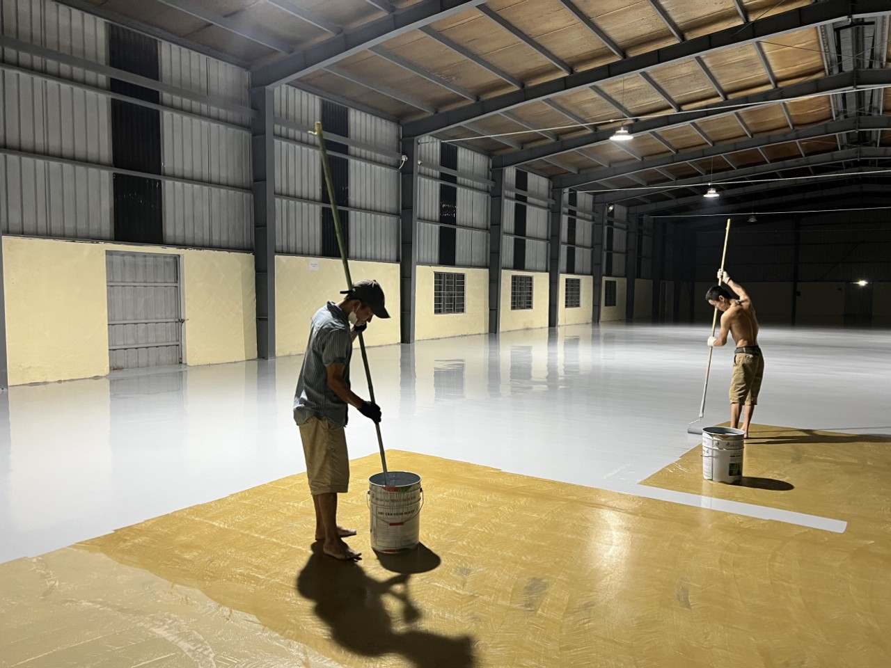 Sơn epoxy hệ lăn cho kho xưởng tại Quảng Ninh